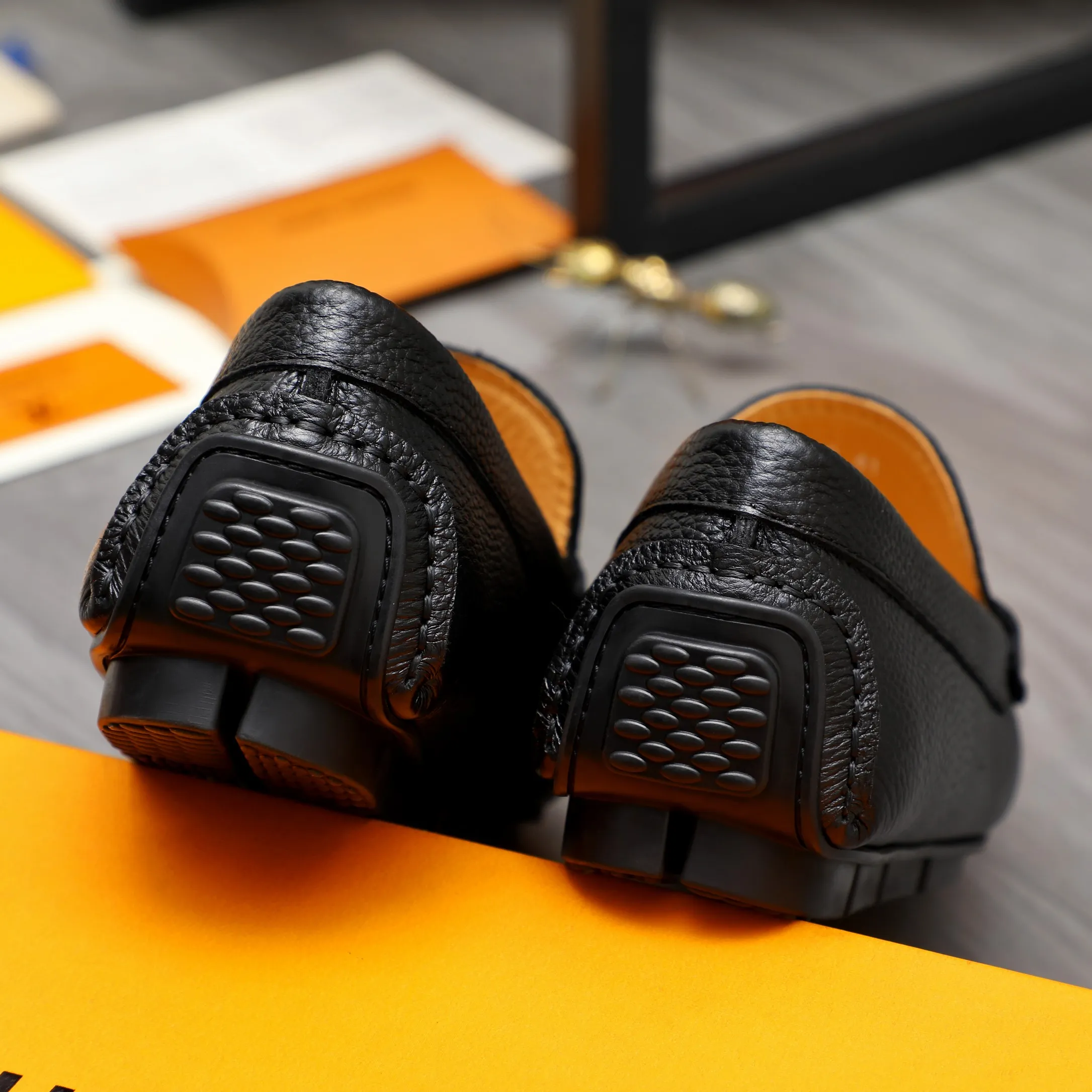 Men's shoes 💰360 Product trademark: LV "Louis Vuitton" casual slip-on men's shoes Regular size: 38-45 Product material: Selected pebbled cowhide upper, pigskin lining, rubber outsole